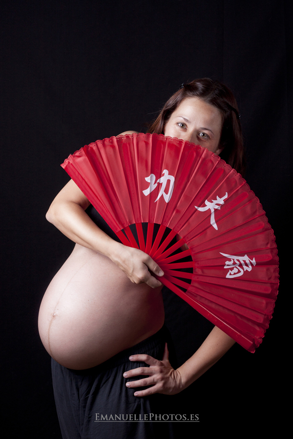 Mujer embarazada con abanico 