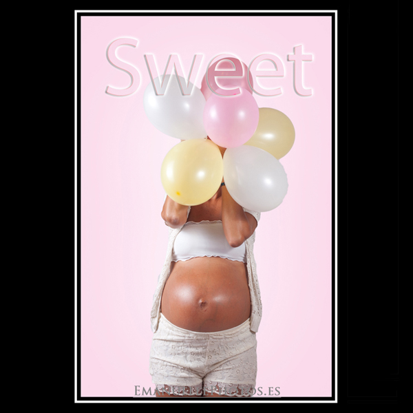 Fotografía original de embarazo, con globo de colores cubriéndose la cara